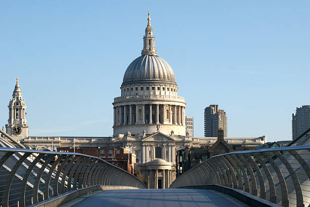 st paul's cathedral, den london, textfreiraum - millennium bridge stock-fotos und bilder