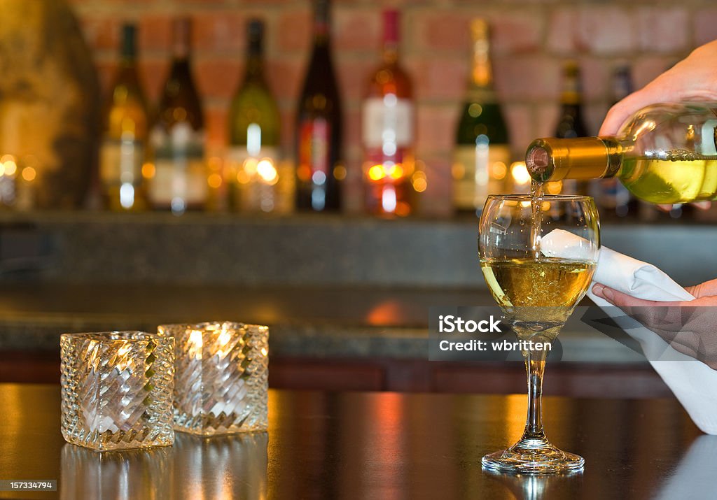 Наливать вина в элегантный ресторан - Стоковые фото Бар - питейное заведение роялти-фри