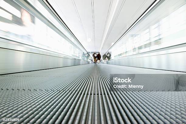 空港の歩道を移動階段 - アクションショットのストックフォトや画像を多数ご用意 - アクションショット, 動き, トンネル