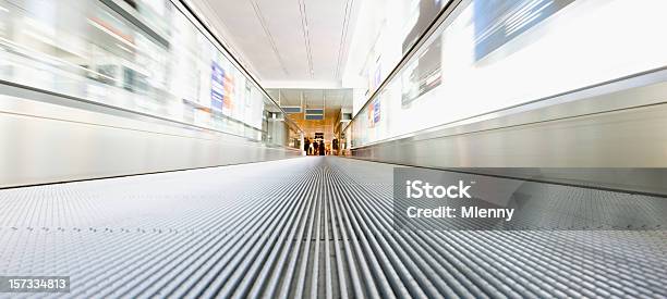 Aeroporto Moderno Passeio Movendo Caixas De Escadas - Fotografias de stock e mais imagens de Portão