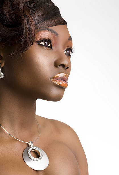 afro-américaine jeune femme beauté tourné sur blanc - breast cleavage women diamond photos et images de collection