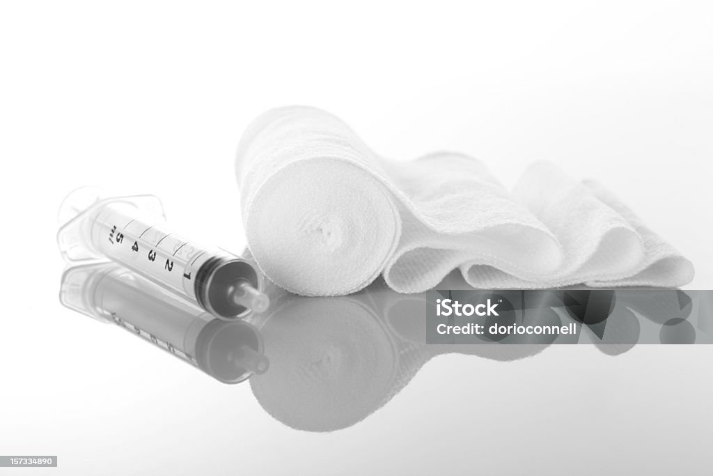 Attrezzature mediche su bianco - Foto stock royalty-free di Apparecchiatura medica