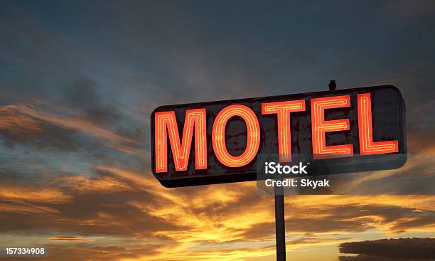 Foto de Sinal De Motel Pôrdosol e mais fotos de stock de Motel - Motel, Néon, Noite