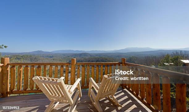 Liegestühle In Der Sonne Stockfoto und mehr Bilder von Blockhütte - Blockhütte, Holzterrasse, Alles hinter sich lassen