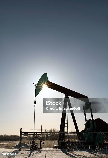 Pumpjack - Fotografie stock e altre immagini di Acciaio - Acciaio, Albero, Alberta