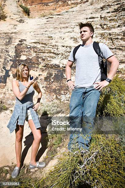 Foto de Ligue Para Obter Assistência Perdido E Irritada Casal Caminhadas Na Montanha Série e mais fotos de stock de Atividade Recreativa