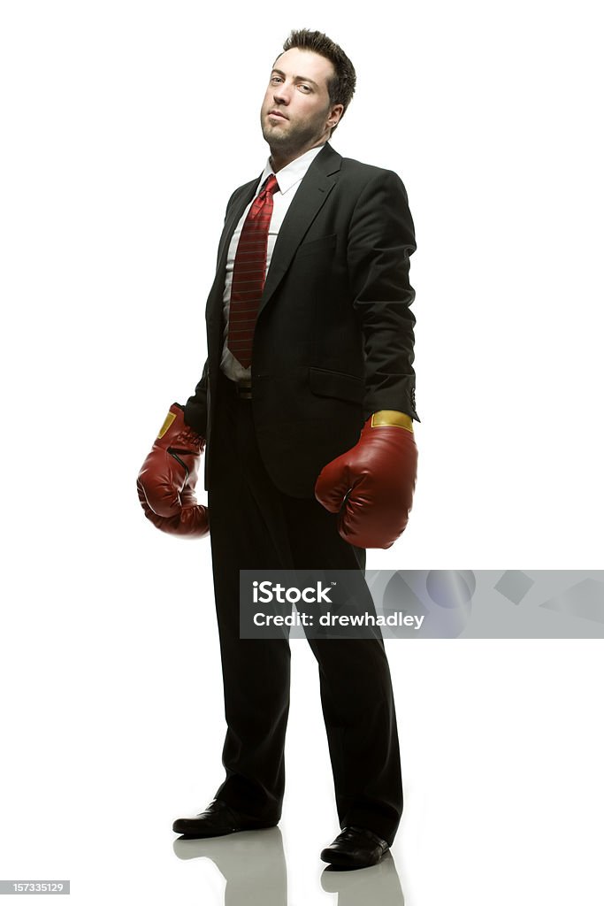 Geschäftsmann in einen dunklen Anzug mit roten Boxhandschuhen versehen. - Lizenzfrei Männer Stock-Foto