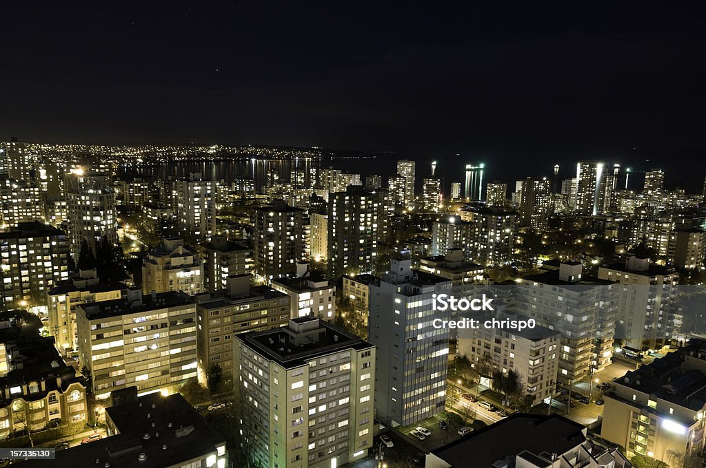 Vancouver arranha-céus e English Bay à noite - Foto de stock de Alto - Descrição Geral royalty-free