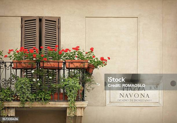 Балкон С Цветамипьяцца Навона В Риме Италия — стоковые фотографии и другие картинки Балкон - Балкон, Рим - Италия, Дом