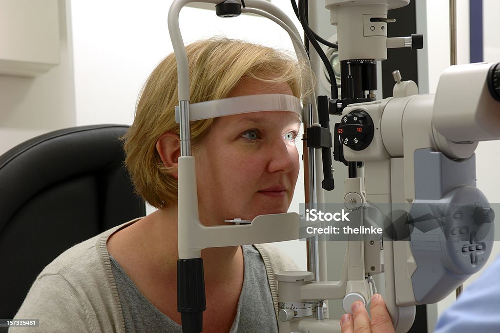 Der Optiker - Lizenzfrei Kontaktlinse Stock-Foto
