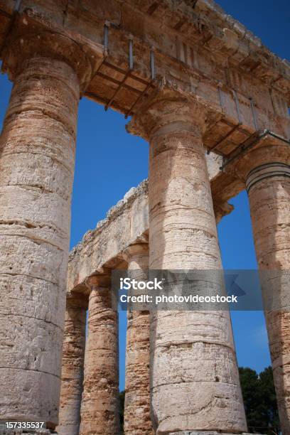 Tempio Greco Colonne - Fotografie stock e altre immagini di Antica civiltà - Antica civiltà, Antico - Condizione, Archeologia