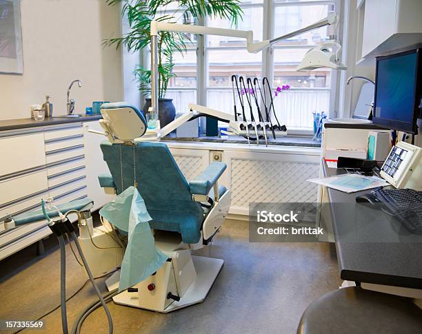 Zahnarzt Büro Mit Stuhl Und Instrumente Stockfoto und mehr Bilder von Fenster - Fenster, Zahnarztpraxis, Röntgenbild