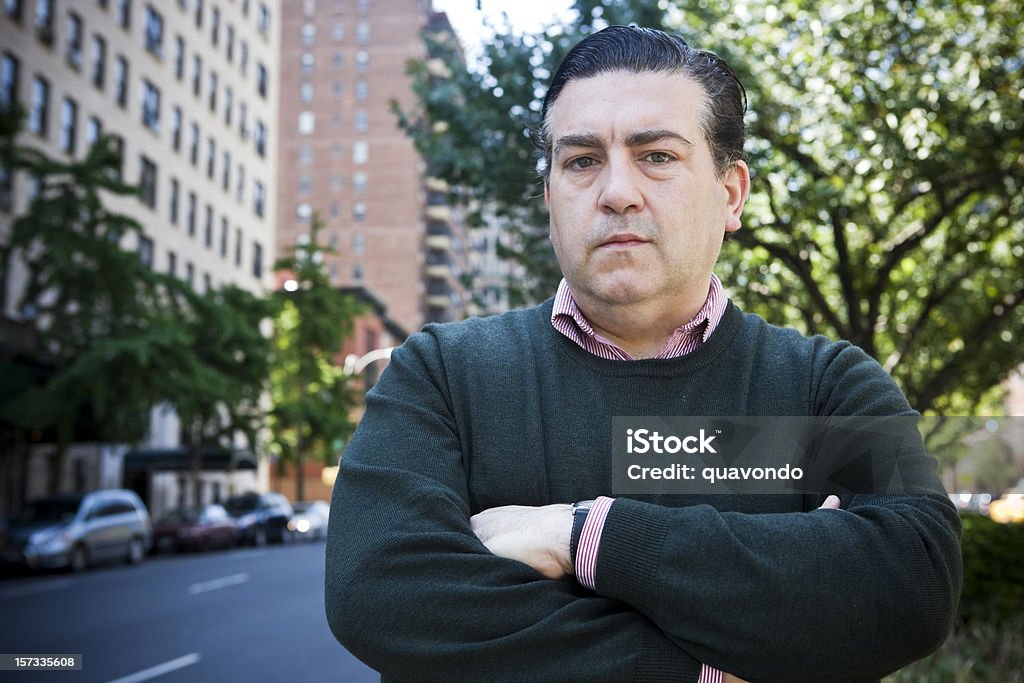 Adulte Italian American Man Autoportrait Crossing bras sur le trottoir de la ville - Photo de Hommes libre de droits