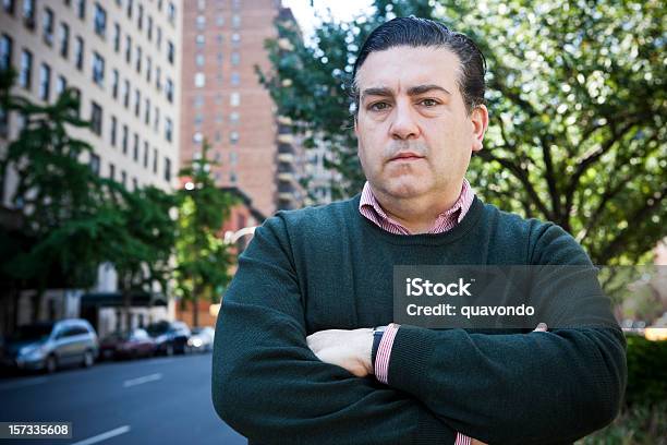 Photo libre de droit de Adulte Italian American Man Autoportrait Crossing Bras Sur Le Trottoir De La Ville banque d'images et plus d'images libres de droit de Hommes