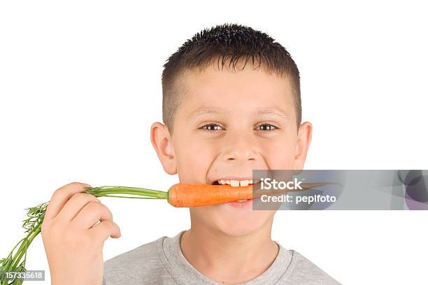 Jungen Essen Karotten Stockfoto und mehr Bilder von Jungen - Jungen, Möhre, Essen - Mund benutzen
