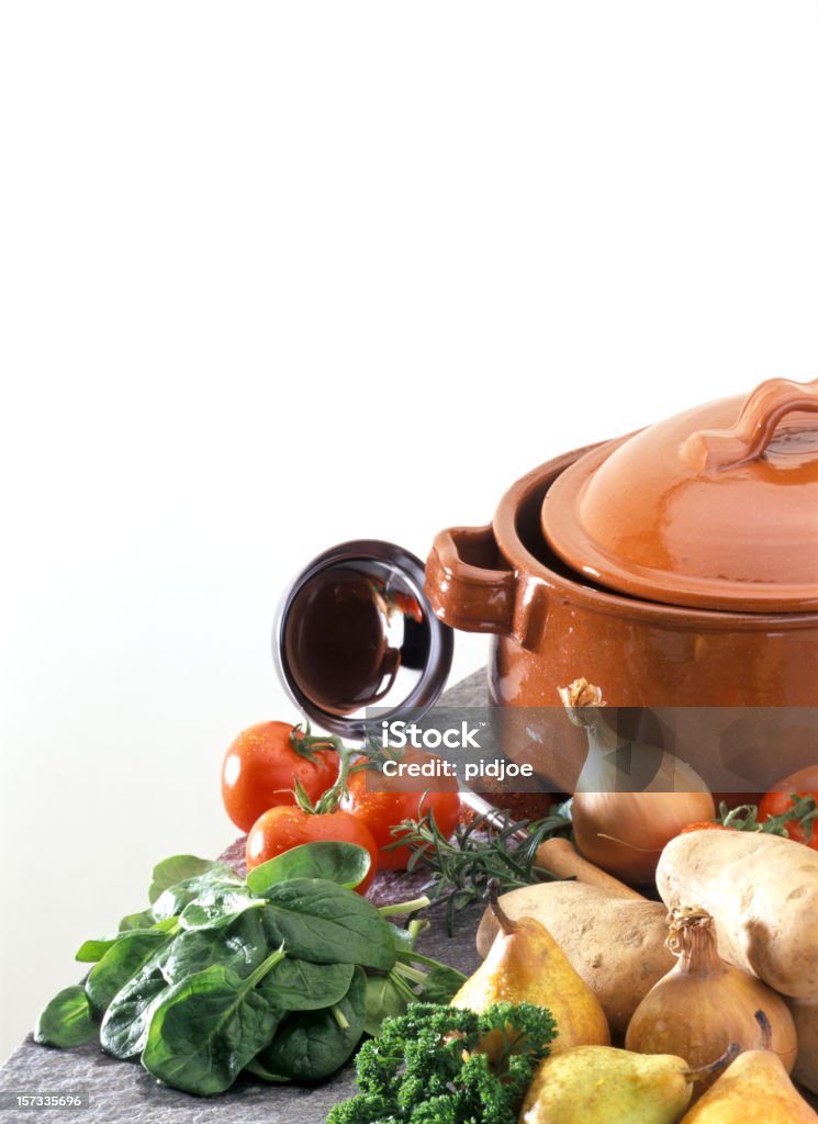 Olla grande para guisos con ingredientes frescos - Foto de stock de Alimento libre de derechos