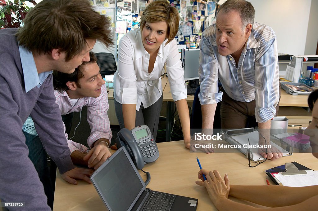 Einem Kollegen über ein Projekt - Lizenzfrei Projektmanagement Stock-Foto