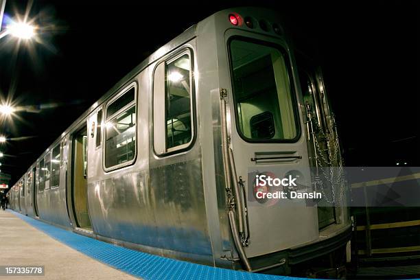 Tren Elevado Noche Foto de stock y más banco de imágenes de Abierto - Abierto, Acero inoxidable, Andén de estación de metro