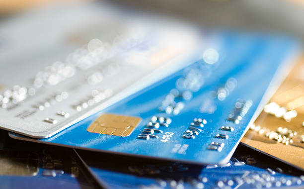несколько кредитных карт, выборочный фокус - credit card credit crunch e commerce debt стоковые фото и изображения