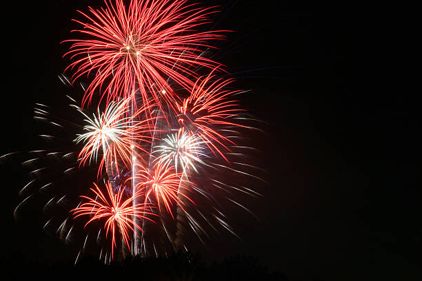 rouge et blanc feux d'artifice du 4 juillet - firework display celebration party fourth of july photos et images de collection