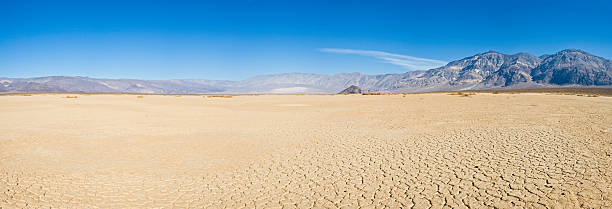 dry lake wüste vista - panamint range stock-fotos und bilder