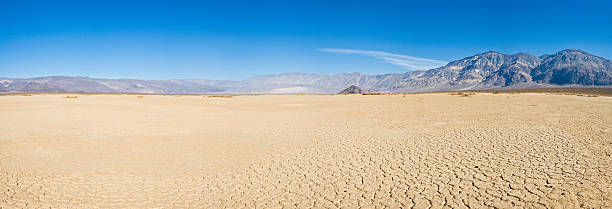 lac asséché desert vista - panamint range photos et images de collection
