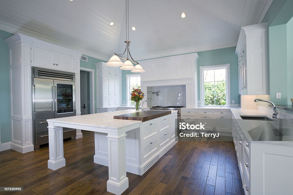 Красивые специально построен кухне с островом в поместье - Стоковые фото Красота роялти-фри