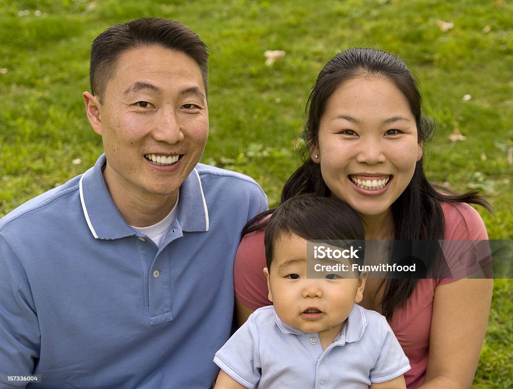 Família asiática, sorrindo feliz pai & Korean casal com Bebê Criança - Foto de stock de Coreano royalty-free