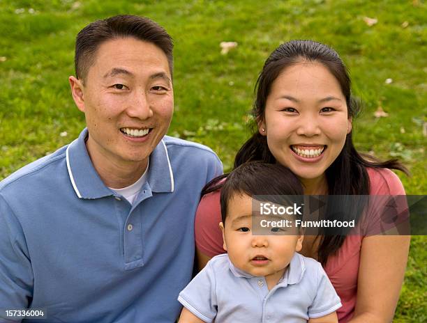 Família Asiática Feliz Pai Sorridente Casal Com Bebê Criança Coreia - Fotografias de stock e mais imagens de Coreano