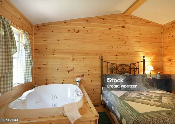 Łóżko Z Jacuzzi - zdjęcia stockowe i więcej obrazów Sypialnia - Sypialnia, Zmysłowość, Bed and Breakfast
