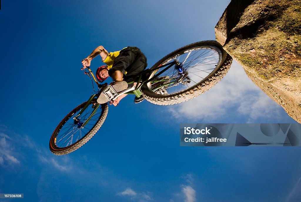 Sauter sur un rocher sur un vélo de montagne - Photo de Ciel libre de droits