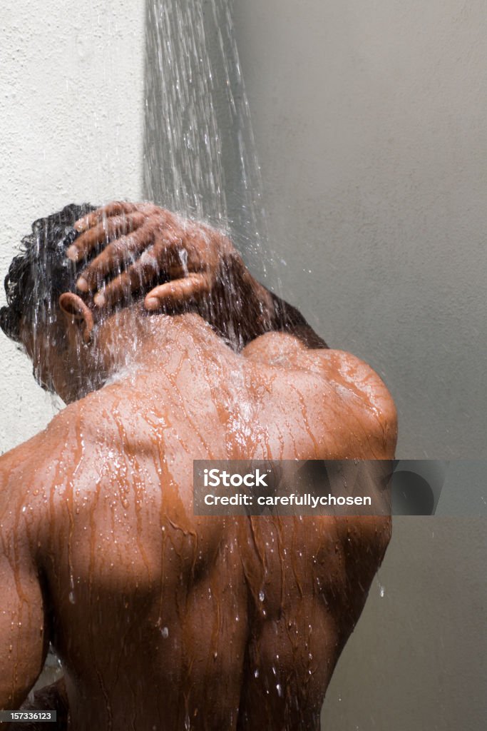 athletic gebräunten männlichen hinten unter der Dusche - Lizenzfrei Dusche Stock-Foto