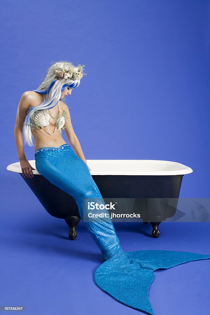 Sirena preparazione per il bagno - Foto stock royalty-free di Sirena - Essere acquatico