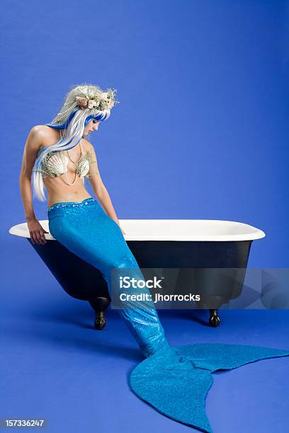 Sirena Preparazione Per Il Bagno - Fotografie stock e altre immagini di Sirena - Essere acquatico - Sirena - Essere acquatico, Donne, Blu