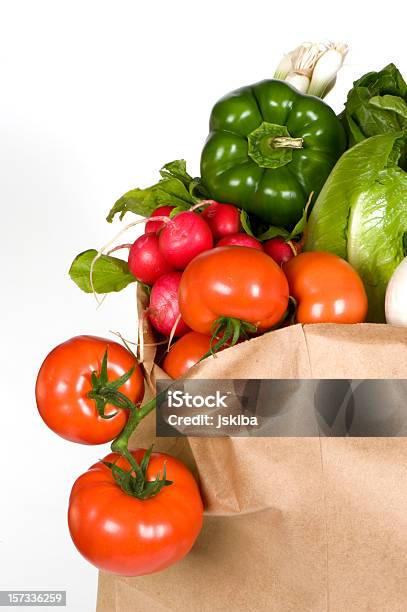 Foto de Bolsa De Compras Fluindo Com Legumes Frescos e mais fotos de stock de Saco de Papel - Saco de Papel, Tomate, Bolsa - Objeto manufaturado