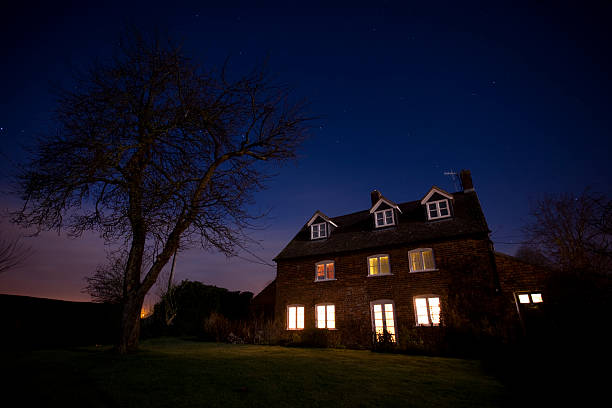 casa por la noche - non urban scene rural scene tree english culture fotografías e imágenes de stock