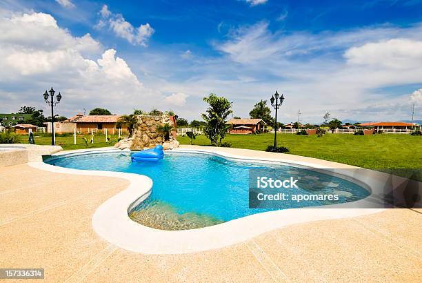 Resort Tropicale Della Piscina - Fotografie stock e altre immagini di Piscina - Piscina, Curvo, Casa