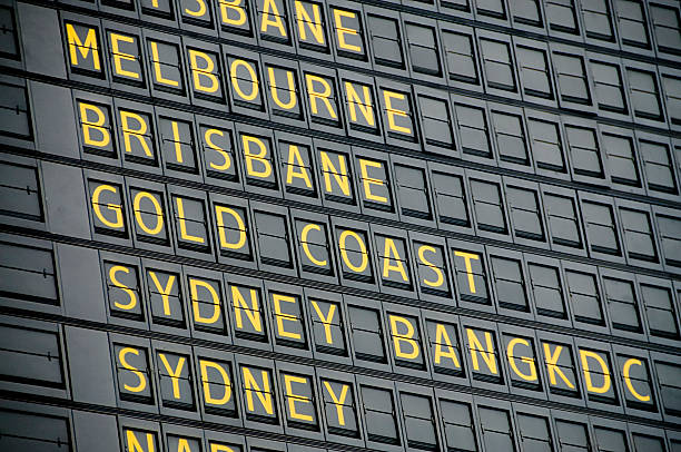 tableau des départs et australie - arrival airport arrival departure board sign photos et images de collection