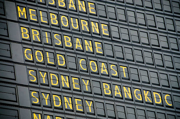 australian wylotem modułu - arrival airport arrival departure board sign zdjęcia i obrazy z banku zdjęć