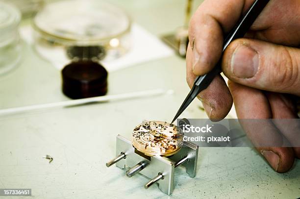 Relojero En El Trabajo Foto de stock y más banco de imágenes de Reparar - Reparar, Manufacturar, Joyas