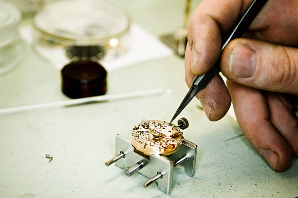 horloger de travail - watchmaking photos et images de collection