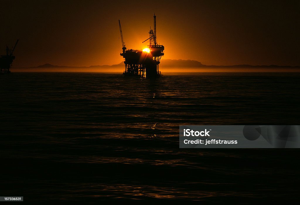 Pozzo di petrolio al tramonto - Foto stock royalty-free di Operaio addetto all'estrazione di petrolio