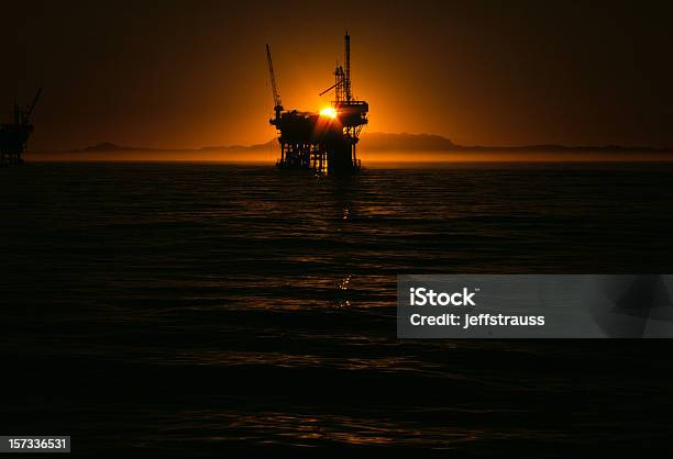 Pozzo Di Petrolio Al Tramonto - Fotografie stock e altre immagini di Operaio addetto all'estrazione di petrolio - Operaio addetto all'estrazione di petrolio, Piattaforma offshore, Mare