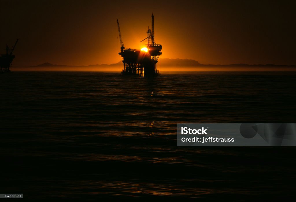 Poço de Petróleo ao pôr do sol - Royalty-free Operário Petrolífero Foto de stock