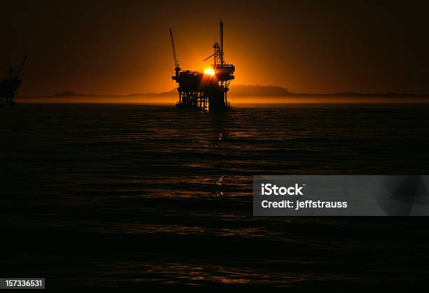 Poço De Petróleo Ao Pôr Do Sol - Fotografias de stock e mais imagens de Operário Petrolífero - Operário Petrolífero, Plataforma de alto-mar, Mar