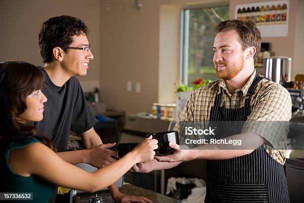 Photo libre de droit de Jeunes Dans Un Café banque d'images et plus d'images libres de droit de Café - Établissement de restauration - Café - Établissement de restauration, Employé de magasin, Adulte