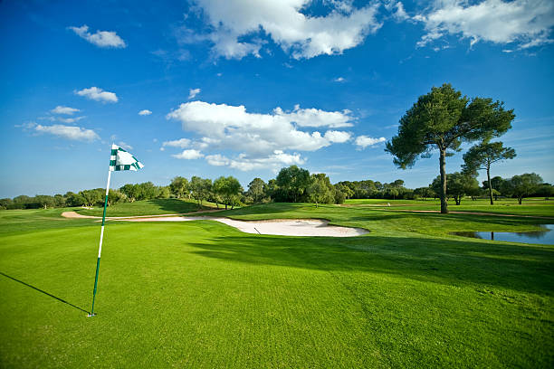 hermoso parque de golf - golf course fotografías e imágenes de stock