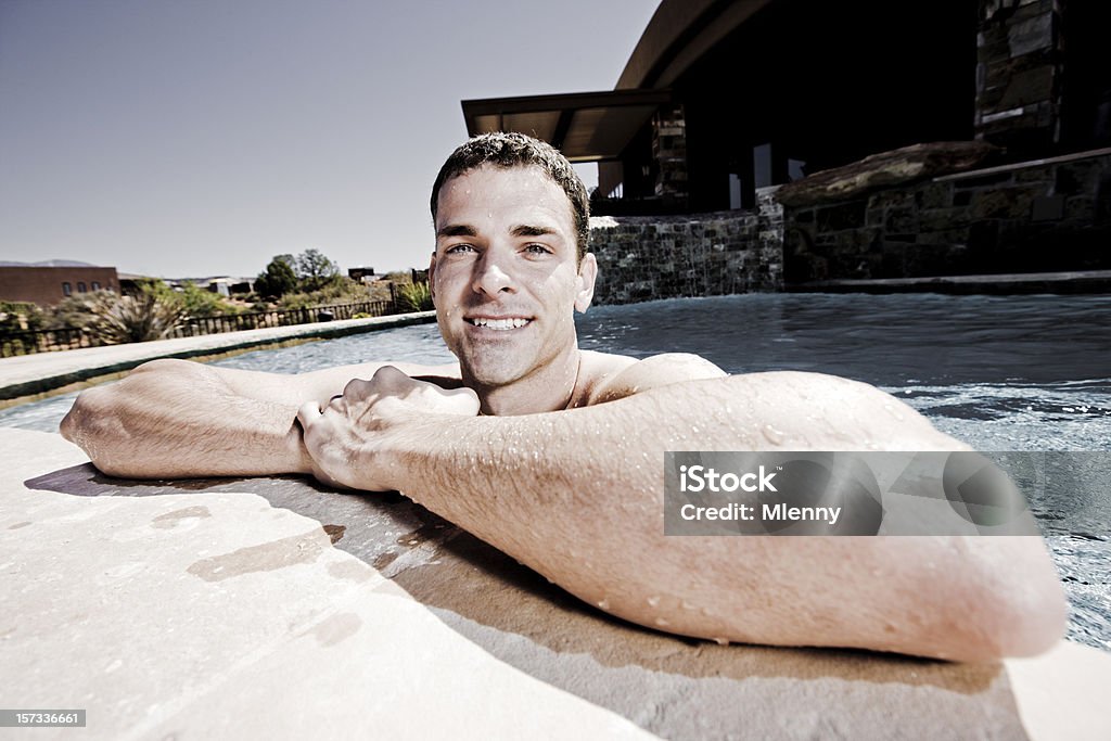 Jeune homme à la piscine (Technicolor Style - Photo de 20-24 ans libre de droits