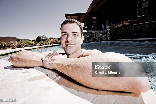 Photo libre de droit de Jeune Homme À La Piscine Technicolor Style banque d'images et plus d'images libres de droit de 20-24 ans - 20-24 ans, Activité de loisirs, Adulte