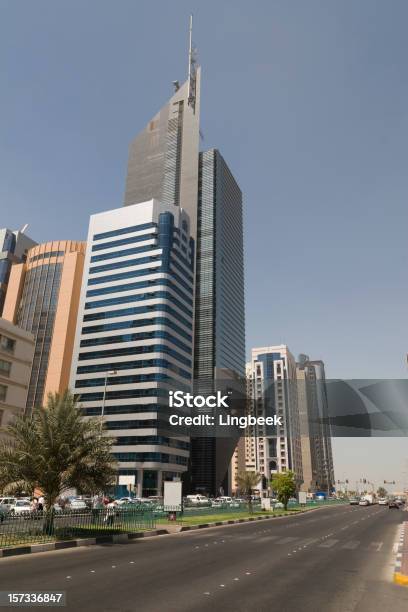 Estrada Ao Longo Do Banco Nacional De Abu Dhabi - Fotografias de stock e mais imagens de Ajardinado - Ajardinado, Alto - Descrição Física, Ao Ar Livre